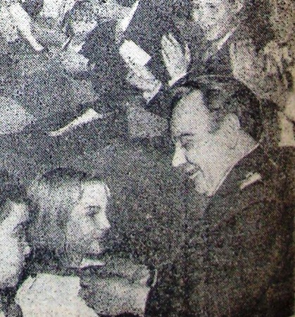 Окс Г. замсекретаря парткома  РПФ повязывает красный  галстук школьникам 26 средней школы г. Таллина  11 ноября  1972