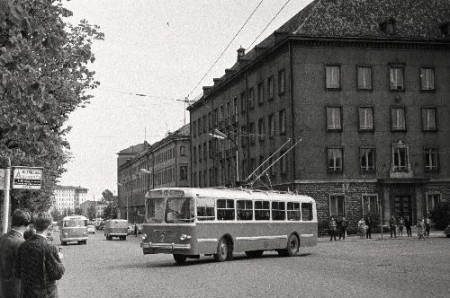 один из первых троллейбусов на линии Театр Эстония  - Ипподром в Таллине 1965
