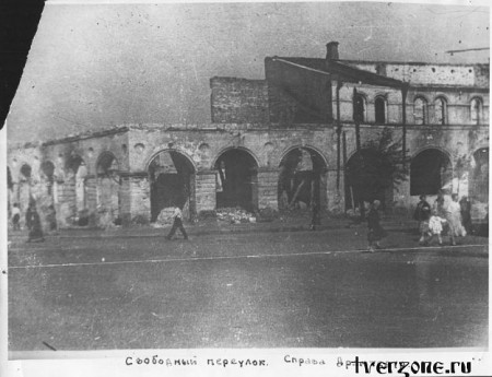 разрушенный  немцами драматический  театр Калинина