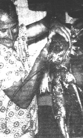 Каев Хейно держит красавца омара – БМРТ-227  26  01 1969 фото моториста П. Сорокина
