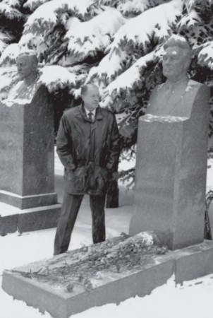У могилы Л. И. Брежнева его адъютант В. Т. Медведев. 10 ноября 1995 г.