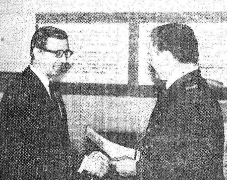 Никонову  В.  начальнику технического отдела вручает Почетную грамоту главный инженер объединения И. Первушин – 19 03 1987