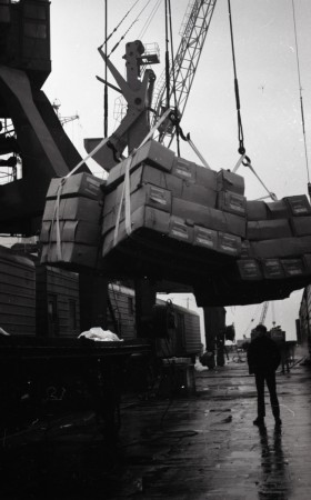Выгрузка коробов с рыбой с корабля в порту Пальяссааре 1983