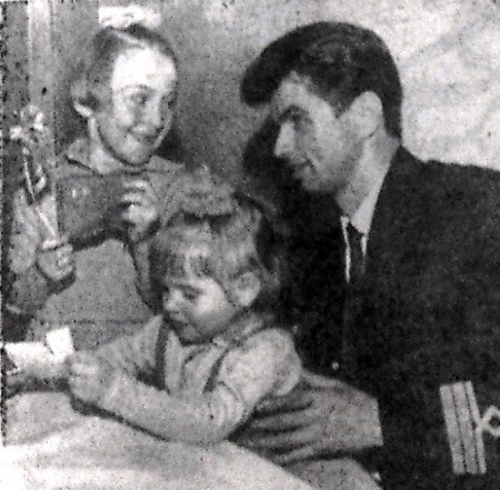 Шараев Евгений   3-й механик БМРТ- Каскад  с дочками Мариной и Кристиной - апрель 01 мая 1968