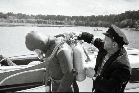 Гордон Арно, моторист,одевает в костюм водолаза ДОСААФ Таллинской танции ОСВОД Марта Павловского- 1961