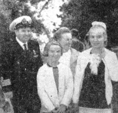Тамм Ф. М. Герой соцтруда с детьми в Летнем парке Таллинского матросского клуба в  День рыбака 14 июля 1971