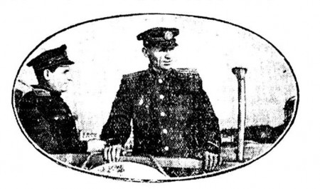 Капитан И. А. Будкин (справа) и механик, секретарь парторганизации парохода Ю. Н. Кириков на мостике парохода Иван Папанин 1953