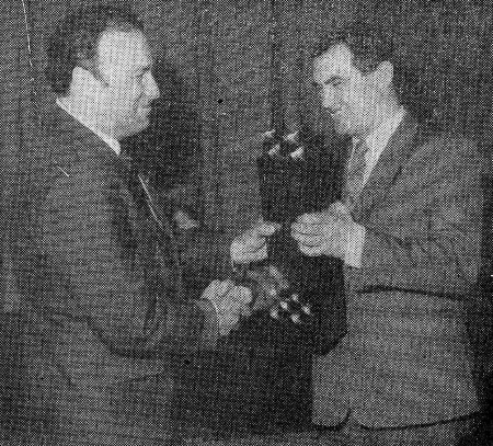 Карпусь  Л. принимает переходящий кубок  от заместителя генерального директора Мурманрыбпрома Л. Брейхмана – 26 04 1988