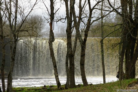 В давние времена в народе водопад называли Йоарюнгас