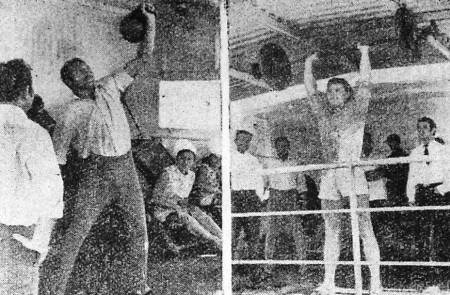 Латвелис Ю. боцман слева и рефмоторист Плуус М. соревнуются в поднятии тяжестей ТР Бриз 18 июня 1971