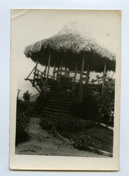 Модель доколумбового здания с листовой или соломенной крышей в Музее под открытым небом на Кубе, 1963 год.
