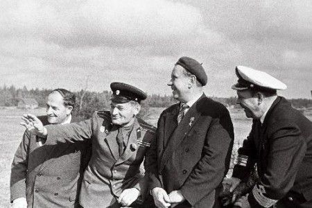 Старший инженер по ТБ ООкеан С. Герасимов  крайний справа-  1964 год