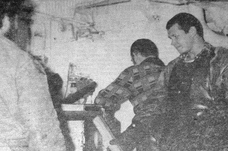 Антонов Валерий (справа)  матрос  - расфасовщики за работой. - ПР СОВЕТСКАЯ РОДИНА  08 02 1973