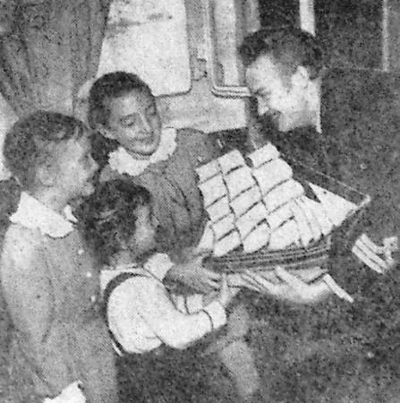 Чеботарев А., капитан, делает подарок детям – БМРТ-431 Каскад 07 09 1966
