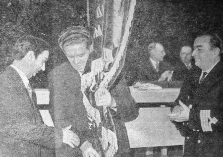 Соколов Б.  замначальника ГУ  Запрыба  вручает начальнику ЭРПО Океан  В. Теносаару переходящее Красное знамя -  13 11 1973