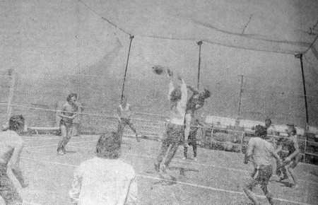 идет игра  по  волейболу на первенство судна – ПБ Станислав   Монюшко 19 08 1976