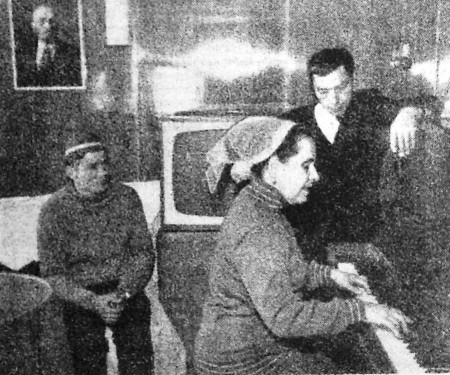 Дементьева Нина Леонидовна играет на пианино ПР Крейцвальд 06 июня 1971