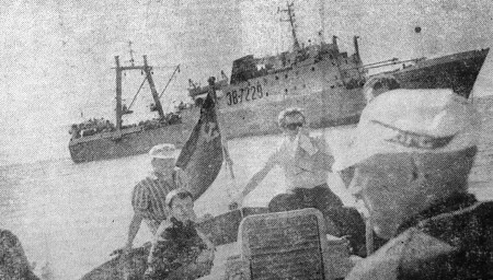 Шлюпка с членами экипажа  направляется к берегу - РТМС-7220 Юхан Смуул 28 05 1974  Фото В. Крючкова