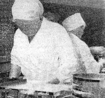 Кукк Майре взвешивает банку пресервов – Холодильник ЭРПО Океан  30 09 1970