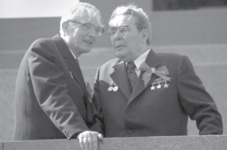 Л. И. Брежнев и М. А. Суслов на трибуне мавзолея, 1 мая 1977 г.