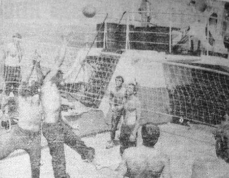 напряженный момент игры   в   волейбол - БМРТ-350 Эвальд Таммлаан 23 09 1975  Фото   Е.   Белоголовцева.