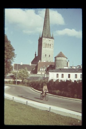 одинокий велосипедист на фоне  Олевисте  - 1939