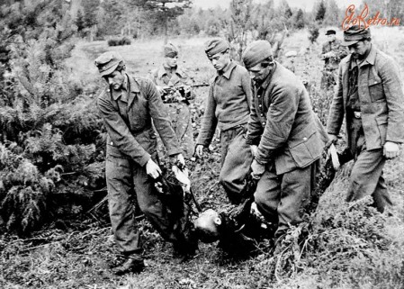 Немецкие военнопленные переносят тела узников концлагеря Клоога (Эстония),