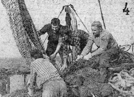 Трокаль Анатолий мастер добычи с бригадой за ремонтом трала - БМРТ-436   Кристьян  Рауд 15 03 1968