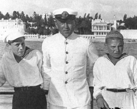 приемный сын Сталина, Артём  Сергеев,   и   Василий  Сталин на  борту  пограничного  катера