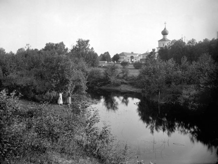 Это Жёлтиков монастырь на реке Тьмака, за Борихиным. Был взорван Красной армией в октябре 1941-го при бегстве из Калинина