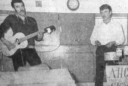 Надеин Леонид третий механик аккомпанирует  на гитаре солистам - БМРТ-564 Иоханнес Семпер  07 06 1975