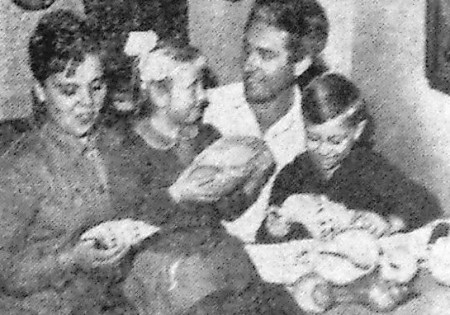 Красильников Геннадий помрыбмастера и его жена Лариса Григорьевна с Донбасса, дочь Наташа и сын Вадик – ПР Альбатрос 24 12 1966