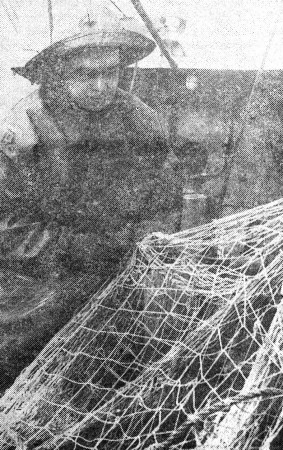 Побигач Илья тралмастер  за ремонтом трала СРТР-9122  25 10 1962