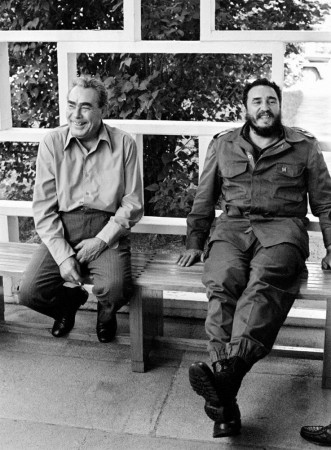 Леонид Ильич Брежнев и Фидель Кастро вместе смеются над американцами