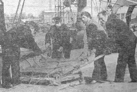 Субботник, идет  работа на палубе. Членам экипажа помогают курсанты ТМШ -  БМРТ-441 Эдуард Сырмус 22 04 1975