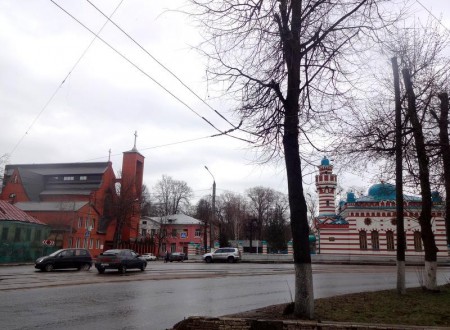 Тверь - улица Советская.  В  её  начале  соседствуют  эти  два  храма - Мечеть и  Костел