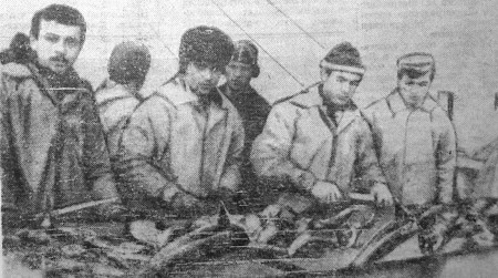 Ляповка В.  матрос I  класса передает опыт  разделки рыбы   курсантам ТМШ -  ПР АУГУСТ КОРК 18 04 1974