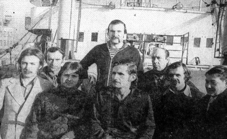 Веренич И. рыбмастер  слева и Ю.  Пушкарев  справа– БМPT-253 Март Саар 04 11 1978