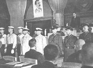 Советские военнослужащие на заседании Верховного Совета ЭССР. 1940 г.