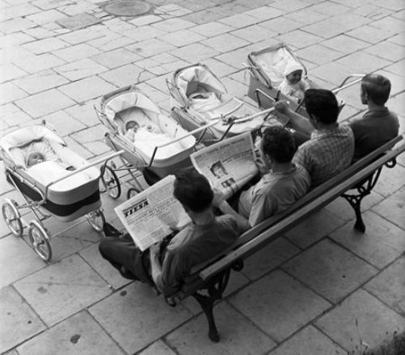 Вильнюс. Молодые папы с детьми на прогулке. 1969 год.