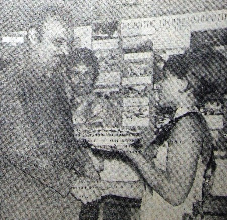 Яаксон  О. 1-й помощник награждает старшего смены Бабаева А.  тортом  за победу в соревновании БМРТ 396 Иоханнес Рувен 27 июня 1972