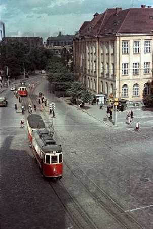 трамвай напротив Торгового мореходного училища Талинна