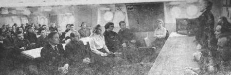 Внимательно слушают   моряки Ольгу Лауристин - БМРТ Херман  Арбон 25 03 1978