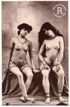 фотография женщин в поясах  целомудрия - 1880-е годы