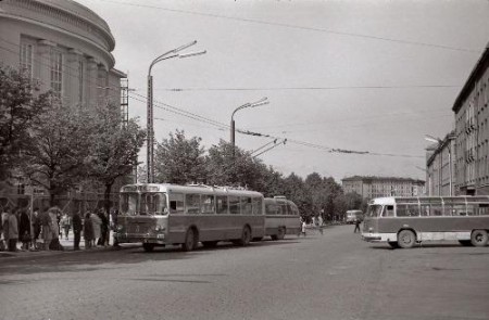троллейбусы и автобусы у театра Эстония   1965