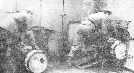 Погрузка полуфабриката в трюмы плавбазы  - ПБ Иоханнес Варес 25 10 1962