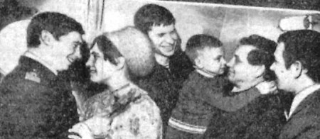 Члены экипажа ПБ Станислав Монюшко  с родными по прибытии в порт 22 марта 1970
