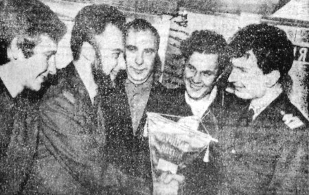 Смирнов В., стармех и парторг БМРТ 431 поздравляет  второго механика Николая Нетрепайло с победой в соревновании вахт машинной команды октябрь 1970