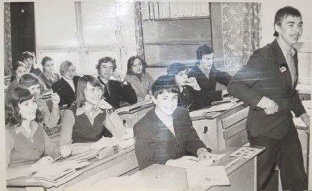 урок  географии  в 15 ср. школе Таллинна  - Гурков  Андрей идет по классу - 1978  год
