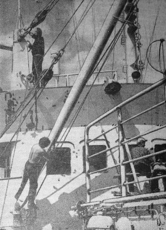 Экипаж БМРТ-604  Рудольф  Сирге за  ремонтными работами на своем  судне - 03 09 1974